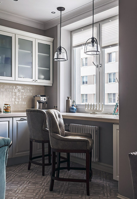 Зручне підвіконня у вигляді столу на маленькій кухні