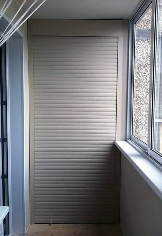 Зручна шафа з ролетними дверима на балконі