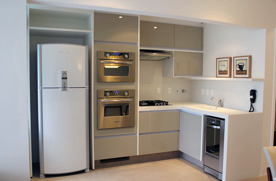 Кутова кухня маленької площі з вбудованою технікою