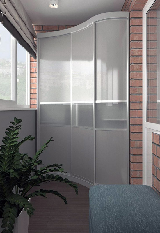 Кутова шафа з розсувними дверима на світлому балконі