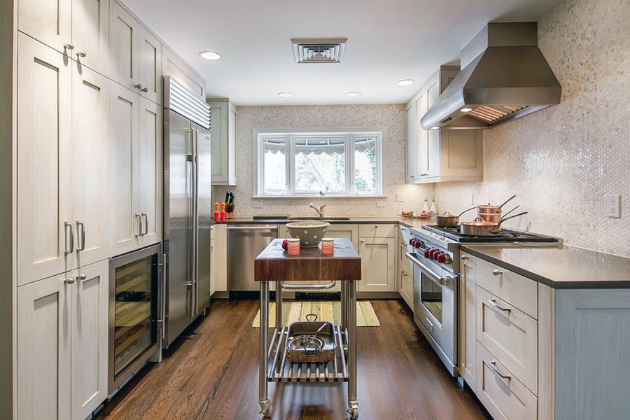 Вузька кухня з невеликим островом