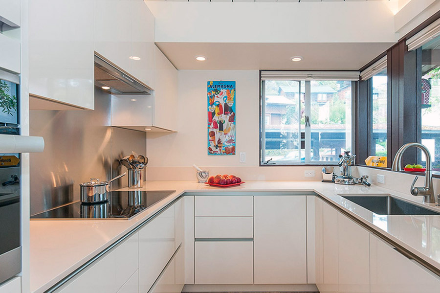 Вузька кухня з плануванням у формі літери П