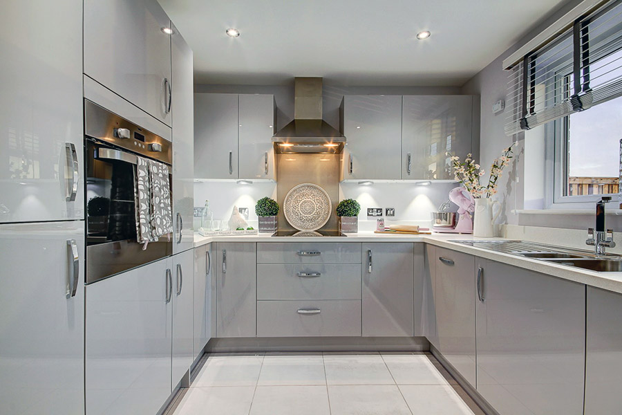 Вибір глянцевих меблів для кухні маленьких розмірів