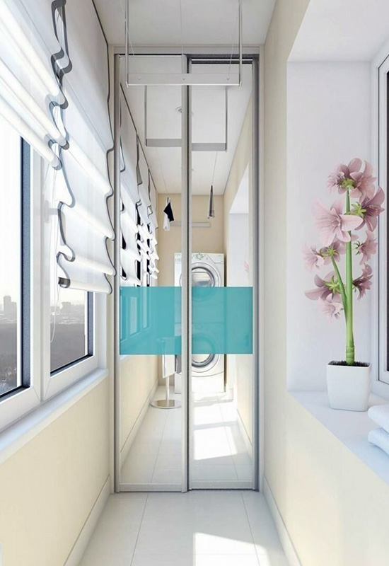 Висока шафа з двома дзеркальними дверцятами на балконі