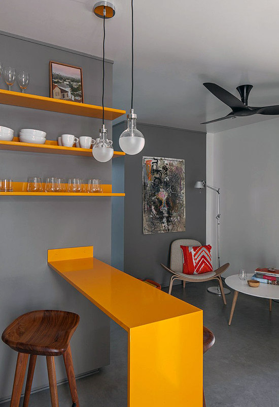 Яскрава барна стійка з полицями у кімнаті