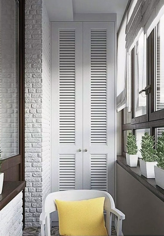 Яскрава біла шафа з класичними розпашними дверима