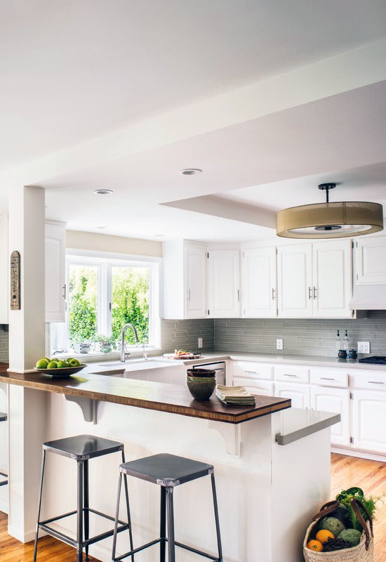 Барная стойка с двумя ярусами на кухне