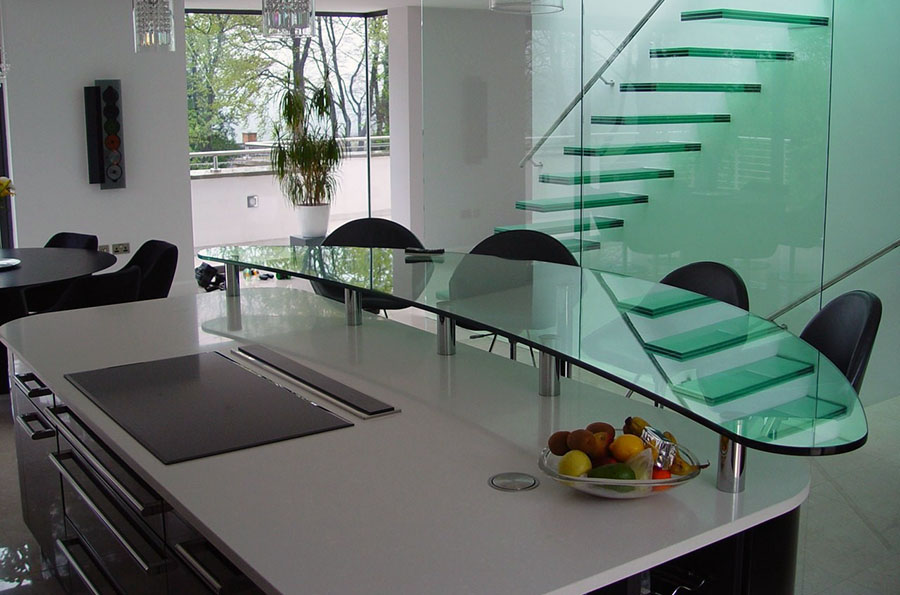 Барная стойка с прозрачной стеклянной столешницей