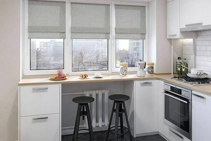 Барная стойка вместо подоконника на очень маленькой кухне