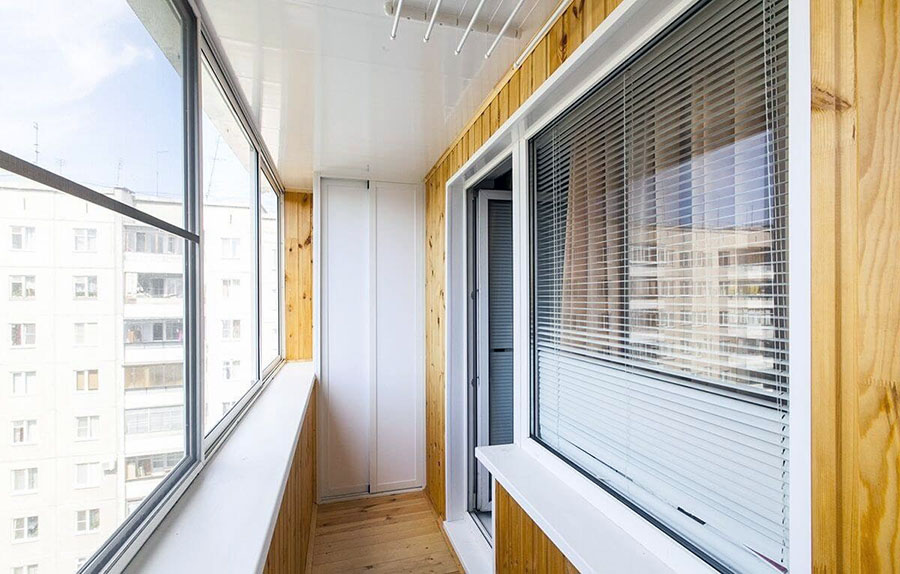 Біла розсувна шафа для балкона