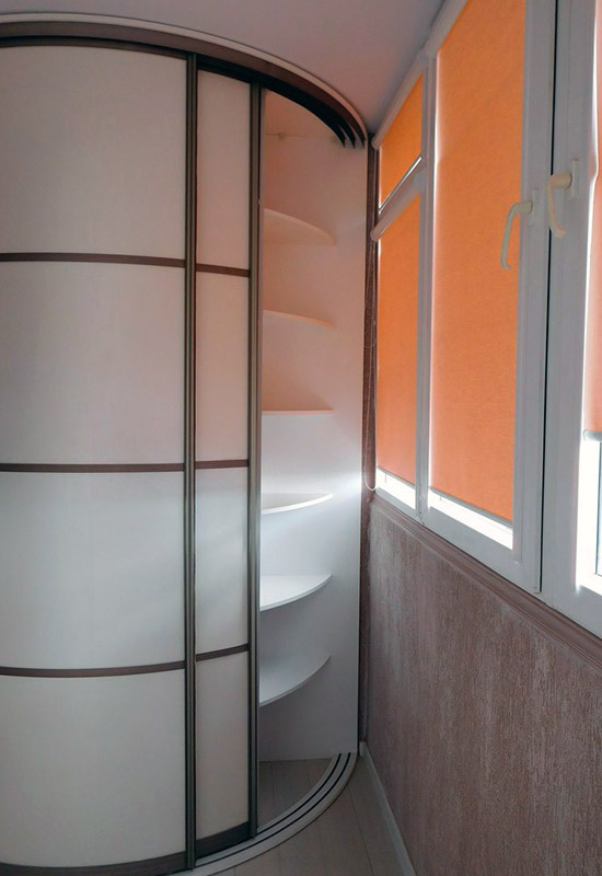 Большой круглый шкаф с раздвижной дверью на балконе