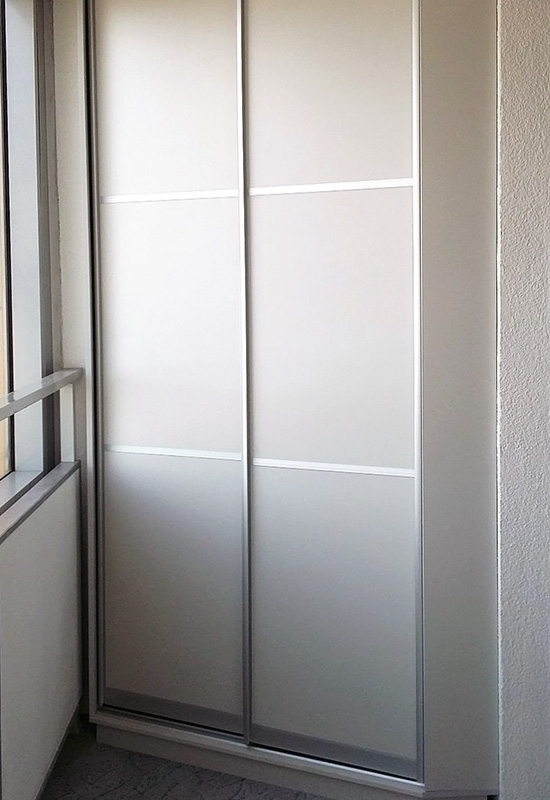 Велика шафа під кутом на балконі