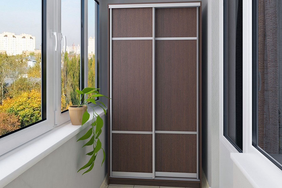 Дизайн шкафа на балкон с раздвижными дверями