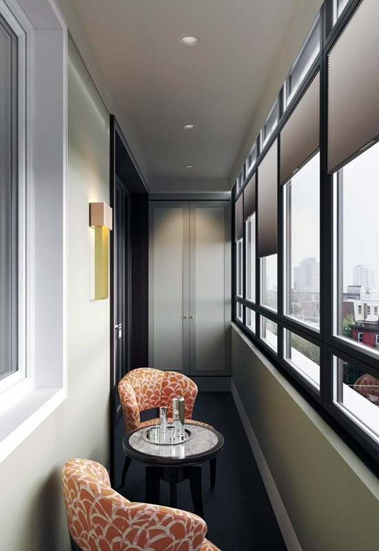 Довга лоджія з гарною шафою з розпашними дверима