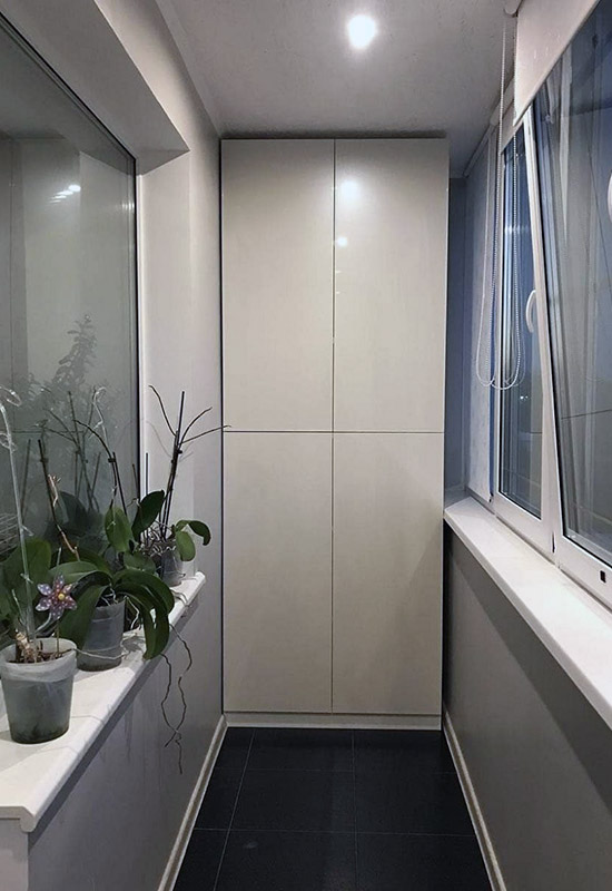 Двухэтажный светлый шкаф для балкона