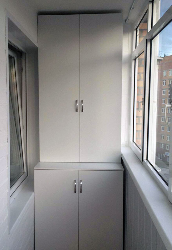 Двухуровневый шкаф с распашными дверями для балкона