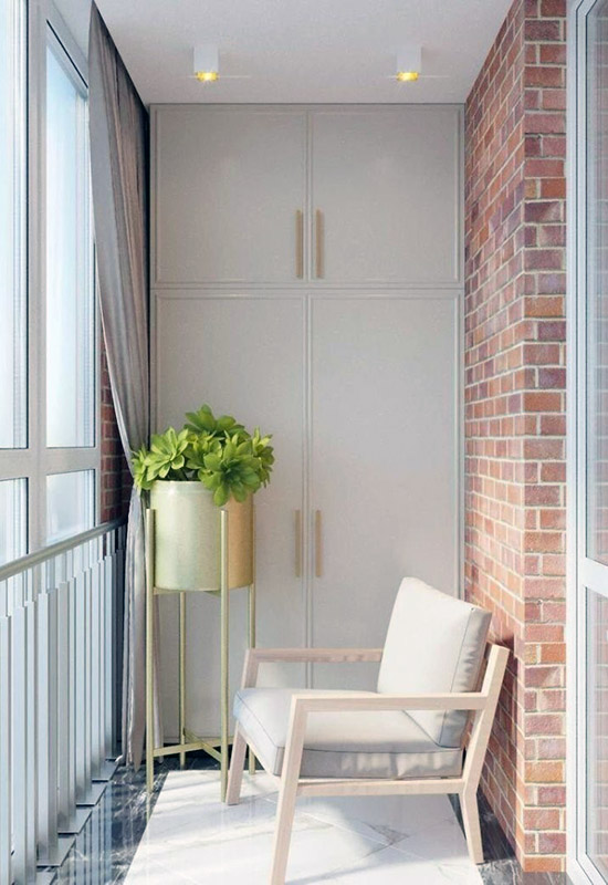 Как оформить балкон со шкафом и креслом