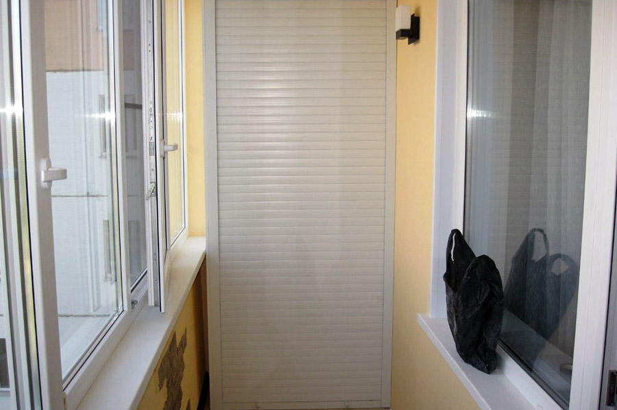 Як побудувати шафу з ролетними дверима на балконі