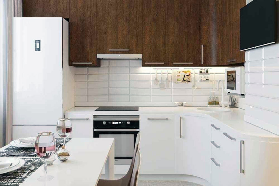 Красивая планировка с мебелью на маленькой светлой кухне