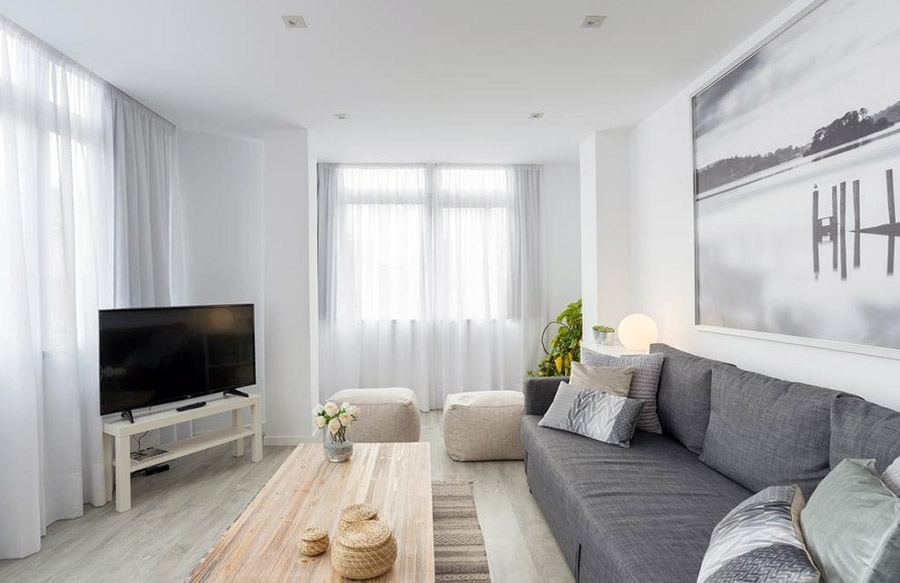 Гарний дизайн інтер'єру залу в білих кольорах