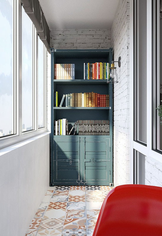 Гарна книжкова шафа на балконі