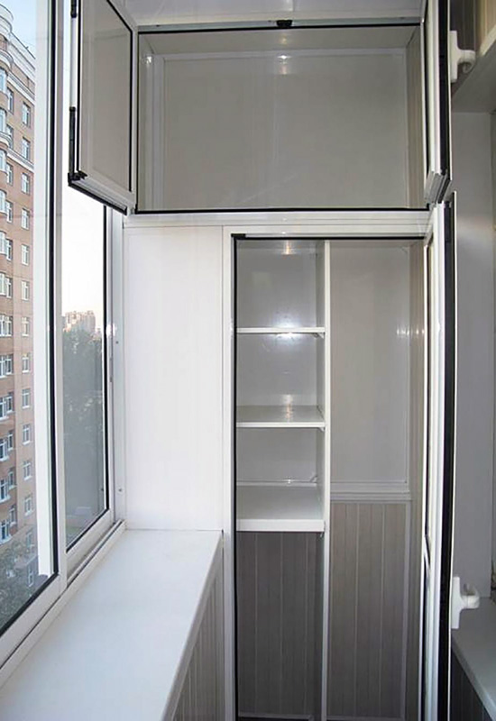Гарна вбудована шафа на балконі