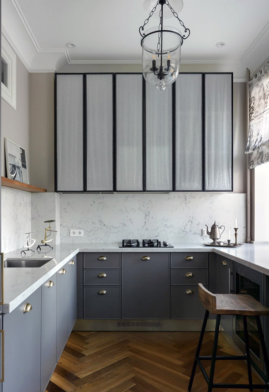 Маленька кухня з П-подібним розташуванням меблів