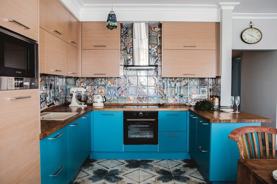 Маленька кухня зі зручним П-подібним плануванням