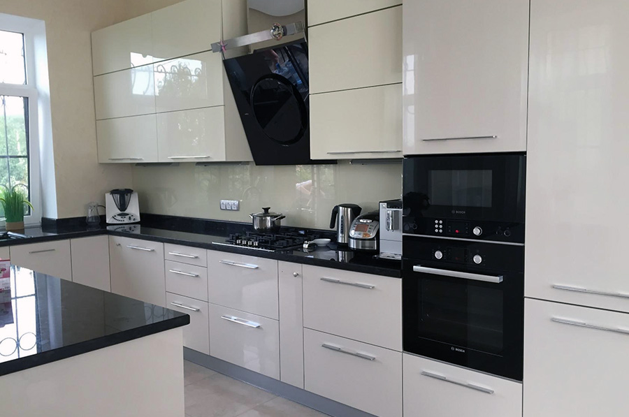 Маленькая кухня со светлым глянцевым фасадом