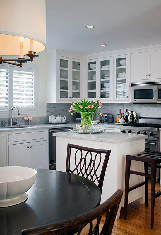 Маленькая светлая кухня с островом и обеденным столом