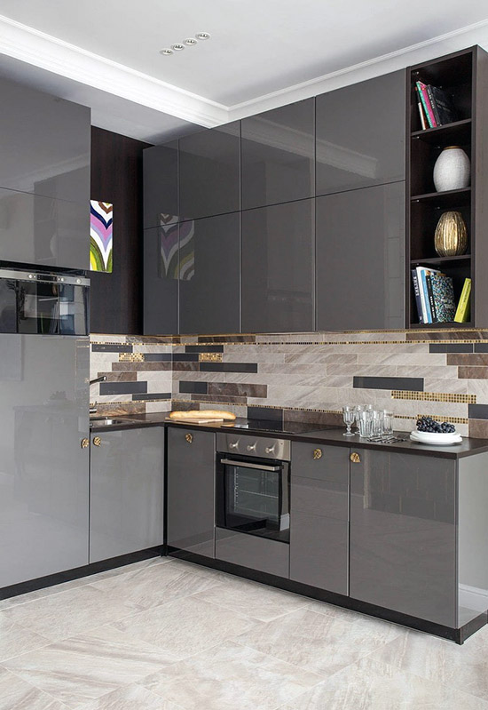 Мебель с глянцевым покрытием на маленькой кухне