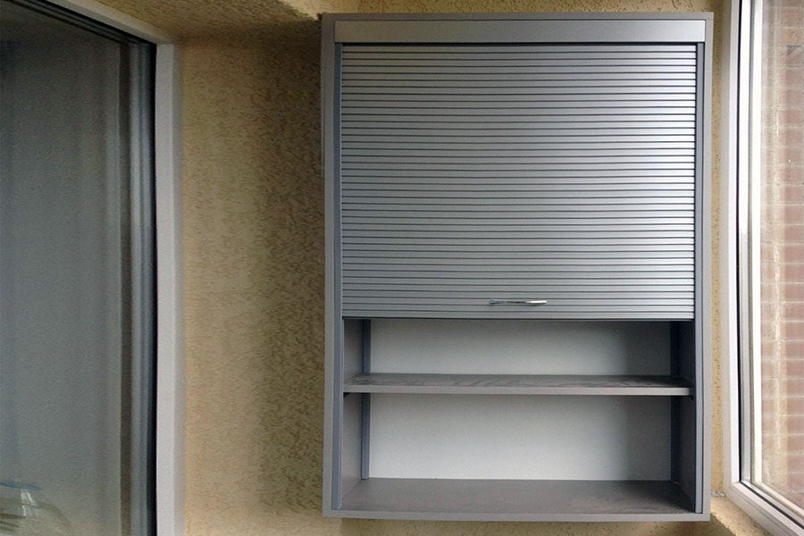 Навісна шафа з ролетом на балконі