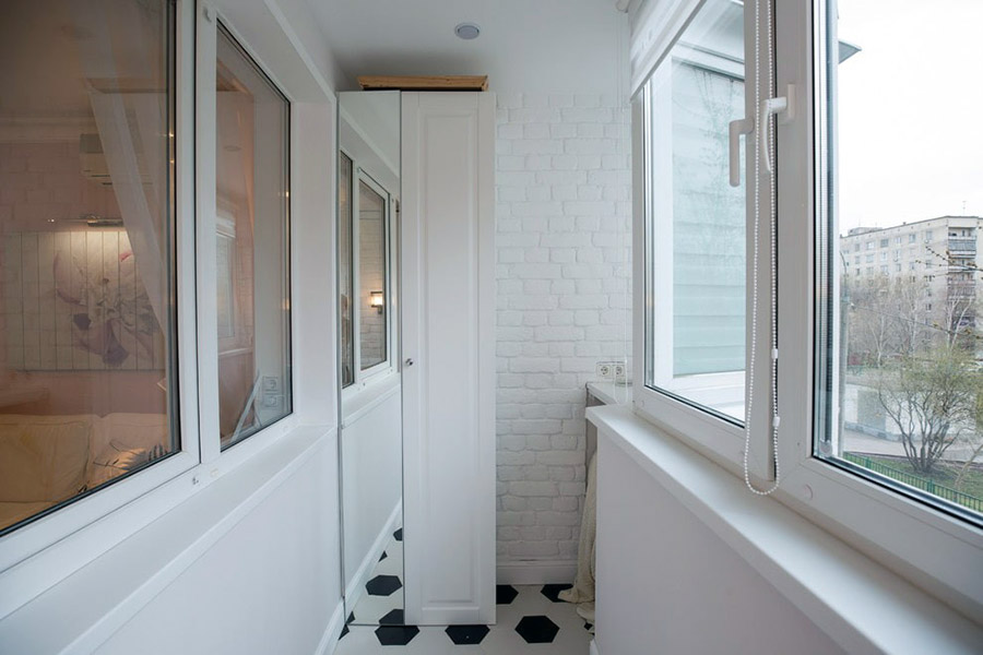 Небольшой шкаф с зеркальной дверкой на балконе