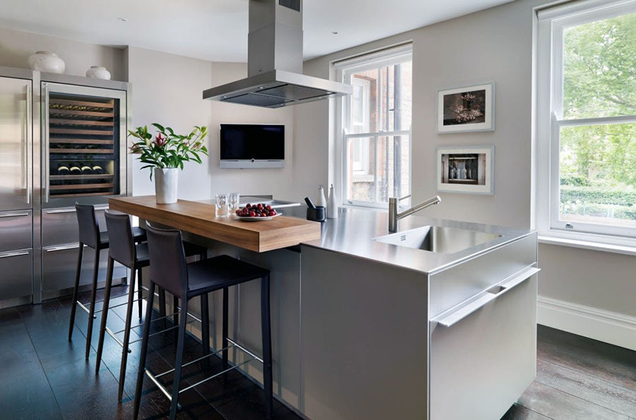 Островная барная стойка на кухне в доме