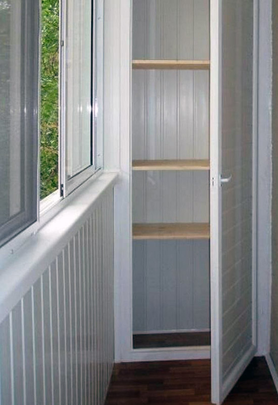 Практична шафа на балконі квартири