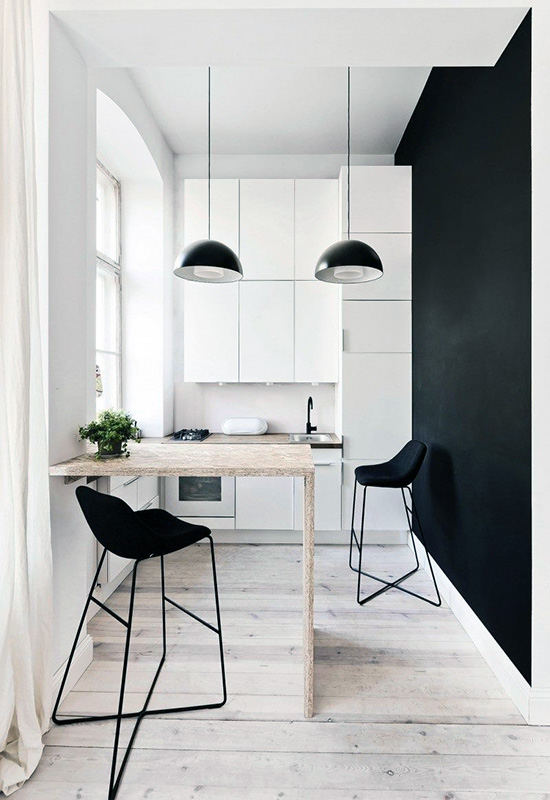 Пример минимализма на маленькой светлой кухне