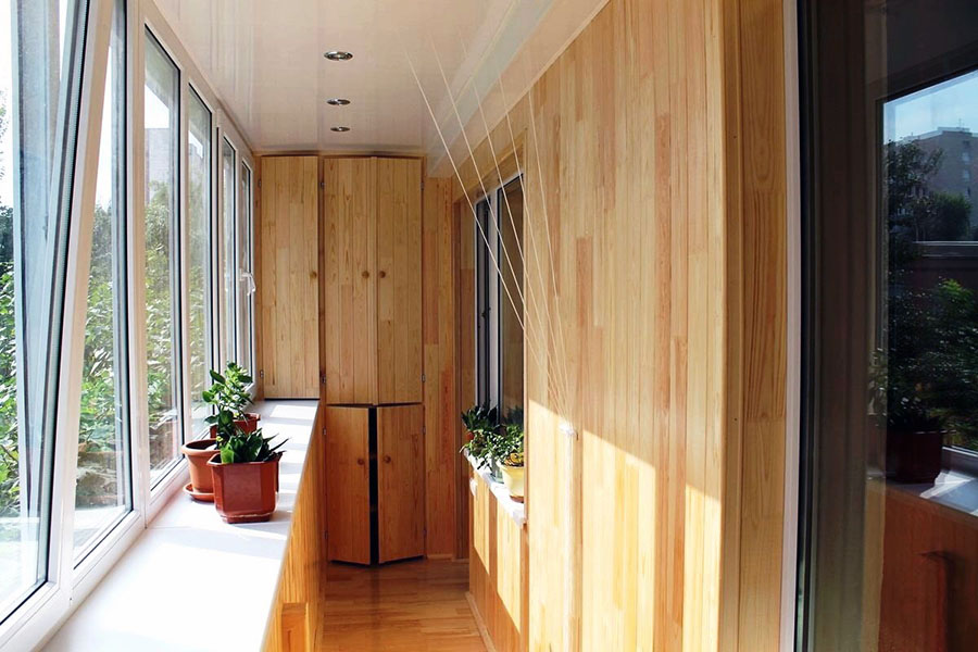 Приклад реального облаштування балкону з шафою