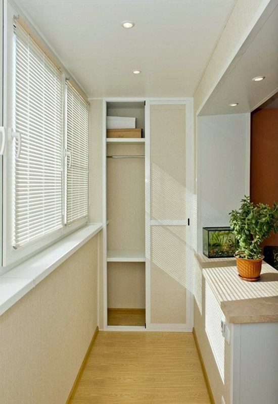 Раздвижной шкаф с множеством полок на балконе