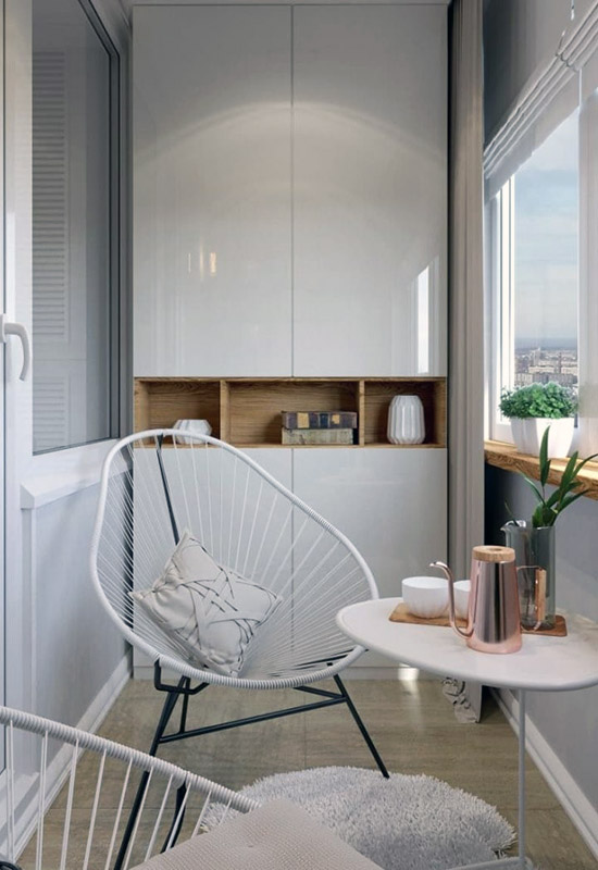 Широка біла шафа з полицями на лоджії