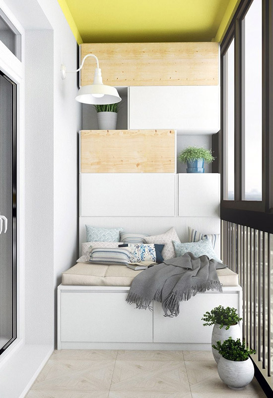 Широка гарна шафа на балконі із зоною відпочинку