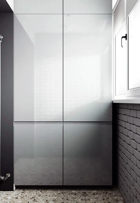 Шкаф холодного оттенка для широкой лоджии