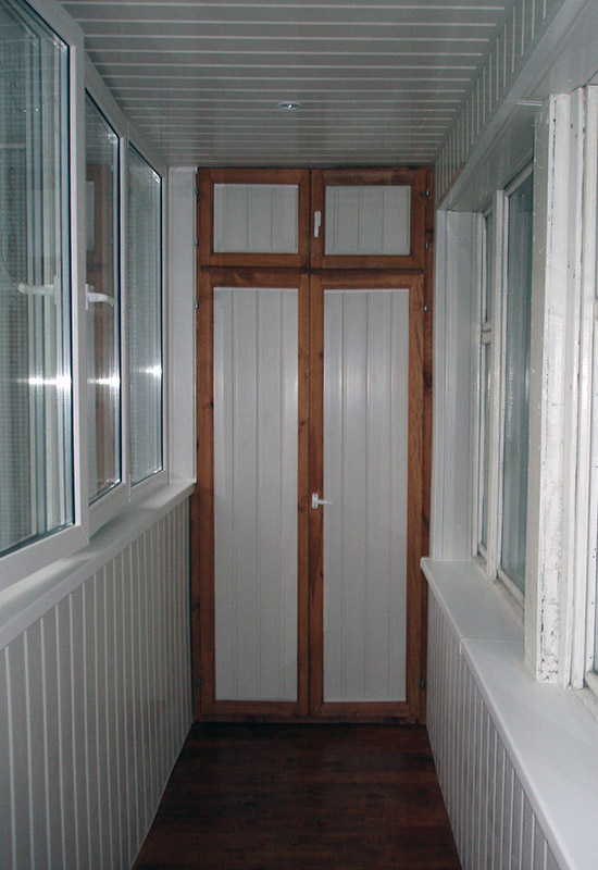 Шкаф на балконе на всю высоту помещения