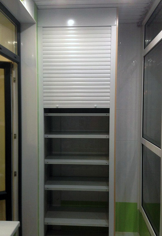 Шафа на балконі з ролетною системою