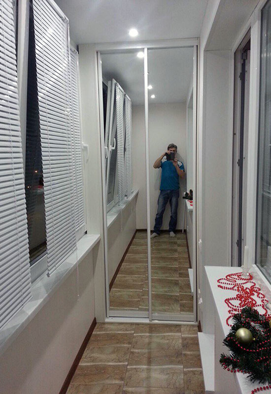 Шафа із дзеркальною поверхнею для балкона