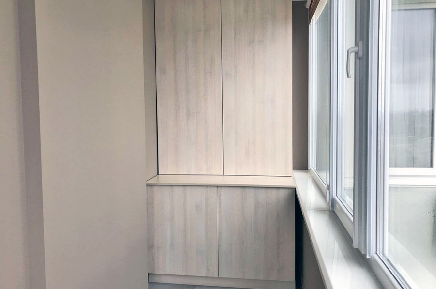 Стандартна шафа з розпашними дверима на балконі