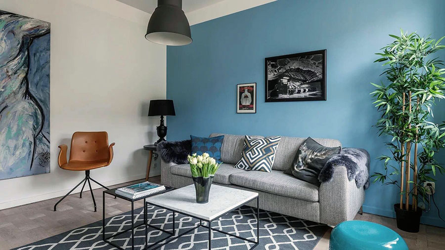 Стіна з яскравим акцентним кольором у залі