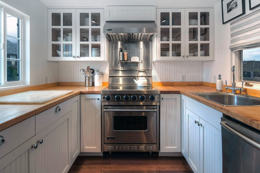 Світла кухня квадратної форми з П-подібним плануванням