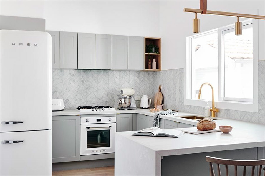 Світла кухня з П-подібною обстановкою