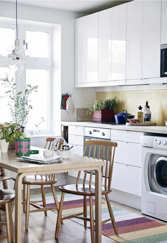 Светлая планировка с глянцевым фасадом на кухне