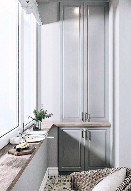 Удобная зона отдыха со столом и шкафом на балконе